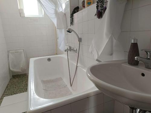 Apartments by the sea Kastel Stafilic, Kastela - 22570