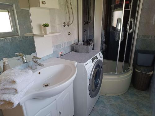 Apartments by the sea Kastel Stafilic, Kastela - 22570