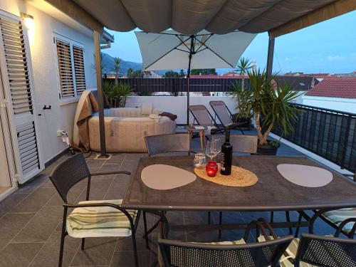 Apartments by the sea Kastel Stafilic, Kastela - 22570