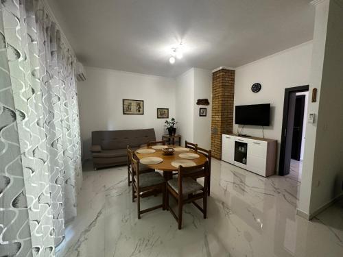 Apartments with a parking space Kastel Stafilic, Kastela - 22710