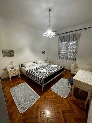 Apartments with a parking space Kastel Stafilic, Kastela - 22710