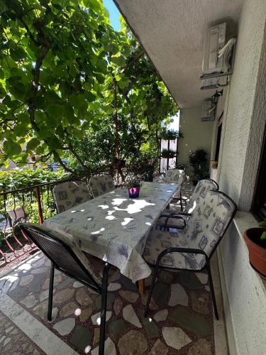 Apartments with a parking space Kastel Stafilic, Kastela - 22710