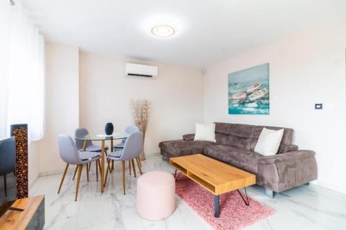 Family-friendly apartments with swimming pool Kastel Stari, Kastela - 23348
