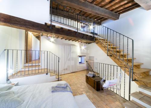 1 dormitorio con 1 cama y escalera de caracol en Agriturismo La Peonia, en Bagnoregio
