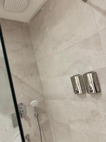 une salle de bain avec une douche avec une porte vitrée dans l'établissement Magic Living LUXURY 27 Neuf avec Smart TV, à Casablanca