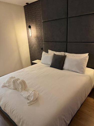un grand lit blanc avec une serviette blanche dessus dans l'établissement Magic Living LUXURY 27 Neuf avec Smart TV, à Casablanca