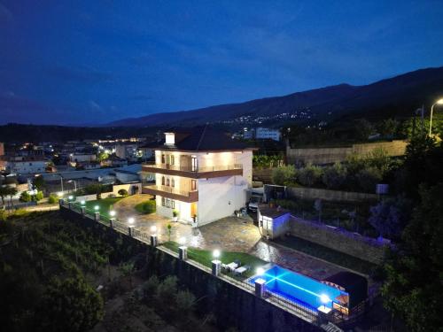 Bazén v ubytování SHENA Guest House nebo v jeho okolí