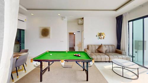 Posezení v ubytování Holiday Pool Villa Bangsean Chonburi - 3 Bedrooms Villas up to 10 people