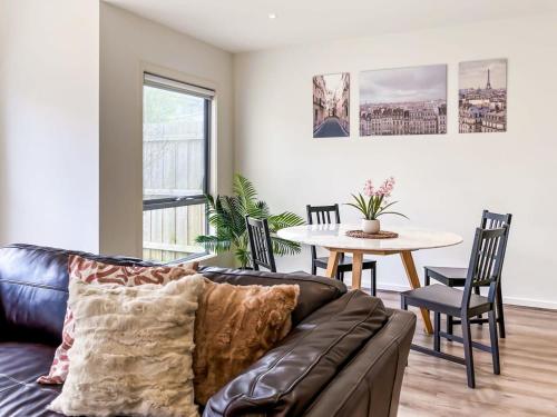 バーウィックにあるModern Berwick Home with Fast WiFi Garageのソファとテーブルのあるリビングルーム