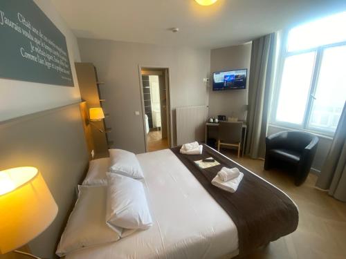 a hotel room with a bed and a chair at Hôtel Villa Des 2 Caps in Wimereux