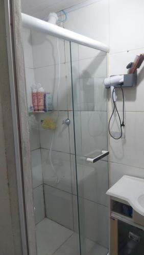een douche met een glazen deur in een badkamer bij Kitinete final de rua centro in Itajaí