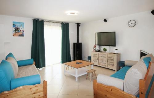 Μια τηλεόραση ή/και κέντρο ψυχαγωγίας στο Gorgeous Home In Mountboucher Sur Jabro