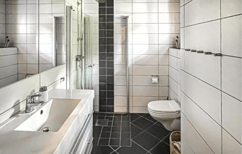 Ένα μπάνιο στο 3 Bedroom Stunning Home In Vossestrand