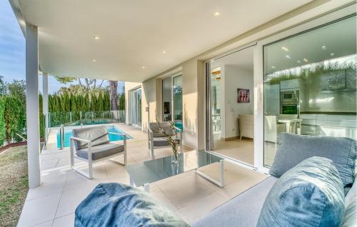 Χώρος καθιστικού στο Awesome Home In Alcudia With Wifi