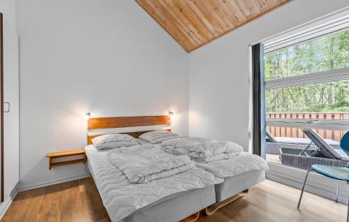 Una cama o camas en una habitación de Rubinsøen Skovhuse