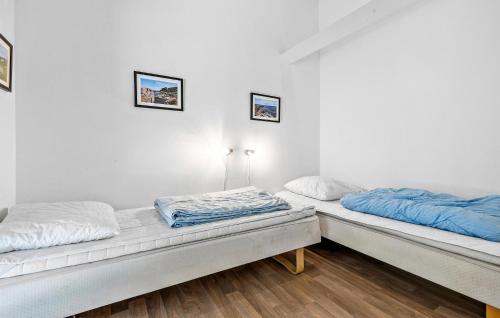 Una cama o camas en una habitación de Rubinsøen Skovhuse