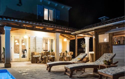 Χώρος καθιστικού στο Nice Home In Smoljanci With Wifi