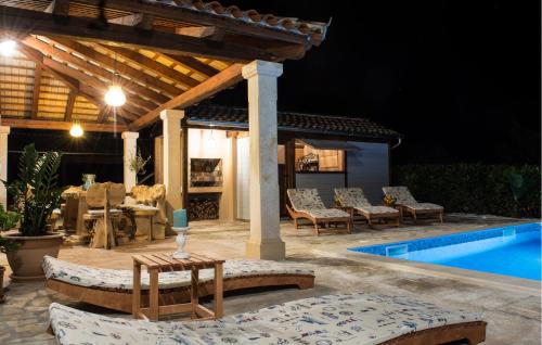 Πισίνα στο ή κοντά στο Nice Home In Smoljanci With Wifi