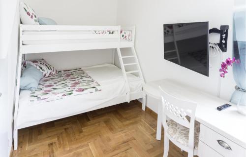 Ένα ή περισσότερα κρεβάτια σε δωμάτιο στο Nice Home In Smoljanci With Wifi