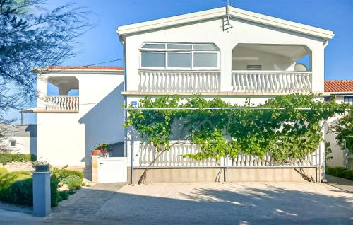 2 Bedroom Cozy Apartment In Vir