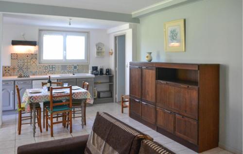 Il comprend une cuisine et une salle à manger avec une table et une télévision. dans l'établissement Awesome Apartment In Rouffignac, à Rouffignac-Saint-Cernin-de-Reilhac