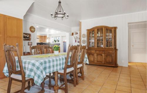 Una cocina y un comedor con mesa y sillas. en Beautiful Home In Lysekil With Sauna, en Lysekil