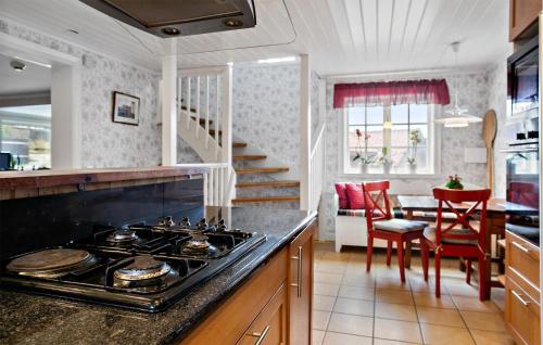Una cocina o zona de cocina en Beautiful Home In Lysekil With Sauna