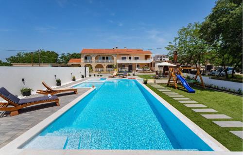 Gorgeous Apartment In Galovac With Wifi