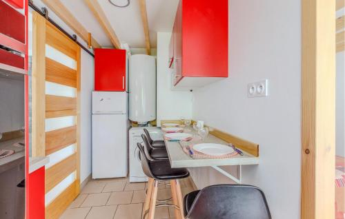 une petite cuisine avec une table et des chaises dans l'établissement Gorgeous Home In Saint-Georges-De-Didon, à Saint-Georges-de-Didonne