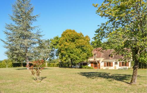 Κήπος έξω από το 4 Bedroom Stunning Home In Tremolat