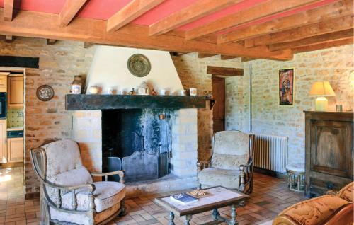 Χώρος καθιστικού στο 4 Bedroom Stunning Home In Tremolat