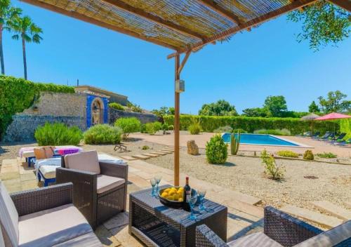 Gallery image of Son Costa, villa típica mallorquina con piscina in Montuiri