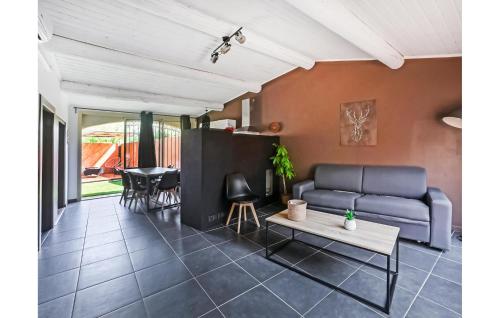 un salon avec un canapé et une table dans l'établissement Nice Home In St-Génies-De-Comolas, à Saint-Geniès-de-Comolas