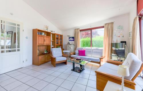 ein Wohnzimmer mit Couch und Fernseher in der Unterkunft 2 Bedroom Nice Home In Lemmer in Lemmer
