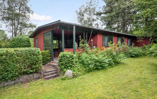 コアセーにある3 Bedroom Stunning Home In Korsørの前に庭がある赤い家