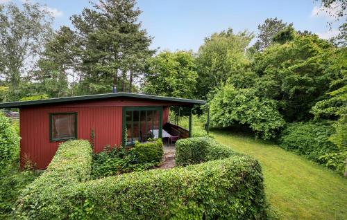 コアセーにある3 Bedroom Stunning Home In Korsørの庭園中の赤い小屋