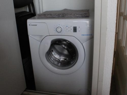 une laveuse et une sécheuse dans une petite pièce dans l'établissement Appartement T2 près de la plage, animaux admis - FR-1-482-145, à Fort-Mahon-Plage