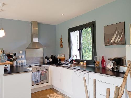 Photo de la galerie de l'établissement Maison familiale à Saint-Gildas-de-Rhuys - 6 pers, 10min plage & commerces, jardin privé - FR-1-639-123, à Saint-Gildas-de-Rhuys