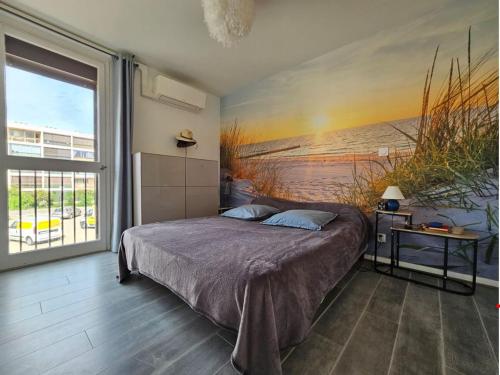 une chambre avec un lit avec un tableau sur le mur dans l'établissement Appartement T2 à Saint-Cyprien - Terrasse, Clim et Parking - Proche Plage et Commerces - FR-1-309-470, à Saint-Cyprien