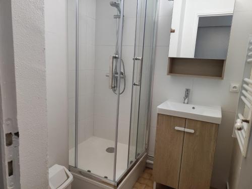 une salle de bain avec une douche, des toilettes et un lavabo dans l'établissement Appartement Familial 6 Pers, Piscine, Tennis, Parking Privé, à 500m des Plages d’Argelès. - FR-1-776-99, à Argelès-sur-Mer