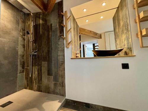 une salle de bain avec un lavabo et un miroir dans l'établissement Maison rénovée St-Pierre d'Oléron, 4 pers, proche centre, extérieurs agréables, parking, vélos inclus - FR-1-246A-317, à Saint-Pierre-dʼOléron