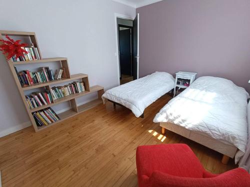 une chambre avec deux lits et une étagère dans l'établissement Maison à Perros-Guirec avec Jardin, Terrasse, Parking et Animaux Acceptés - FR-1-368-427, à Perros-Guirec