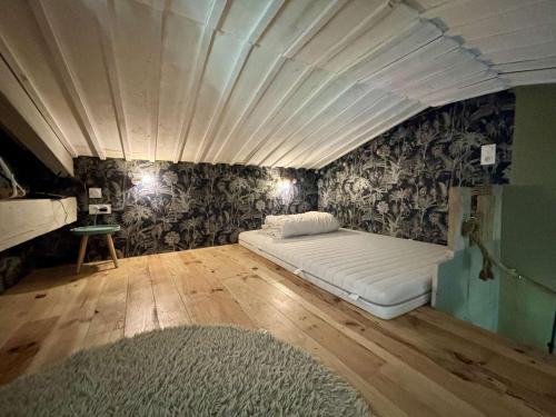 - une chambre avec un lit dans une pièce avec un mur dans l'établissement Maison rénovée près de la plage, jardin privé et terrasse - 4 couchages - FR-1-246A-321, à Saint-Georges-dʼOléron