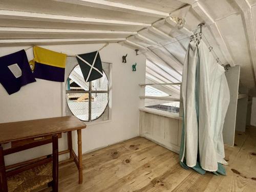 une chambre avec un rideau et une fenêtre dans l'établissement Maison rénovée près de la plage, jardin privé et terrasse - 4 couchages - FR-1-246A-321, à Saint-Georges-dʼOléron