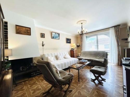 un salon avec un canapé et une chaise dans l'établissement Charmante maison 2 pièces avec jardin proche plage et gare de Pornichet, La Baule - FR-1-245-201, à Pornichet