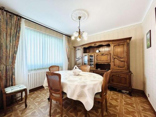 une salle à manger avec une table et des chaises dans l'établissement Charmante maison 2 pièces avec jardin proche plage et gare de Pornichet, La Baule - FR-1-245-201, à Pornichet