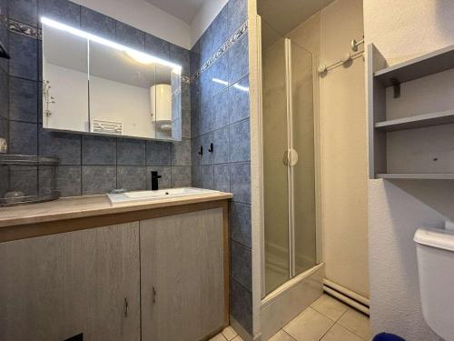 une salle de bain avec un lavabo et une douche dans l'établissement Appt 2P 6 pers avec piscine et parking à Port Camargue - FR-1-250-288, au Grau-du-Roi