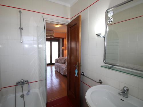 ein Badezimmer mit Waschbecken und Spiegel in der Unterkunft Ático acogedor con gran terraza cerca de la playa de La Farella, Llançà - ES-228-191 in Llança