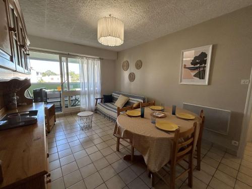 Appartement 2 pièces avec loggia, à 100m de la plage - 4 couchages, TV, lave-linge, proche commerces - FR-1-224C-311