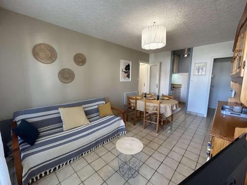 un salon avec un lit et une table dans l'établissement Appartement 2 pièces avec loggia, à 100m de la plage - 4 couchages, TV, lave-linge, proche commerces - FR-1-224C-311, à Saint-Hilaire-de-Riez